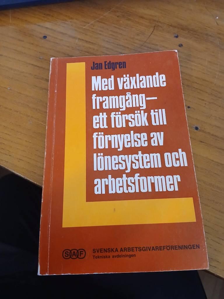 Med v&auml;xlande framg&aring;ng : ett f&ouml;rs&ouml;k till f&ouml;rnyelse av l&ouml;nesystem och arbetsformer