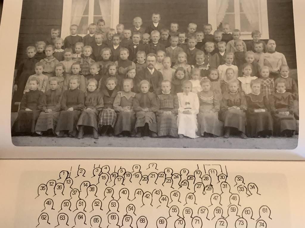 Fr&aring;n M&aring;shult till Mosshult - [byarna Mosshult och Ljungebo i G&auml;rdserums socken samt n&aring;got lite om Kulla i &Aring;tvid socken : sl&auml;kter, g&aring;rdar, &auml;gor, foton, by- och g&aring;rdshandlingar, kyrkob&ouml;cker och andra handlingar]
