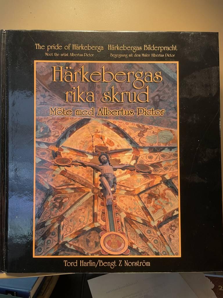 H&auml;rkebergas rika skrud : m&ouml;te med m&aring;laren Albertus Pictor = The pride of H&auml;rkeberga : meet the artist Albertus Pictor = H&auml;rkebergas Bilderpracht : Begegnung mit dem Maler Albertus Pictor