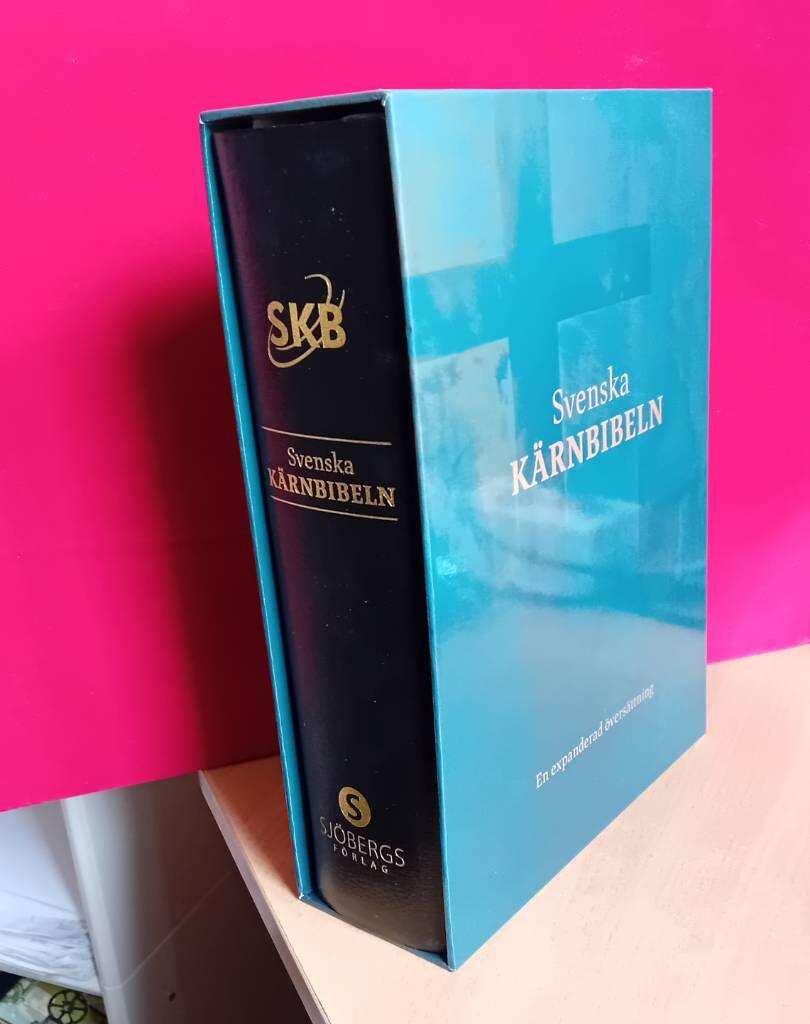 Svenska K&auml;rnbibeln - helbibel, svart cabraskinn