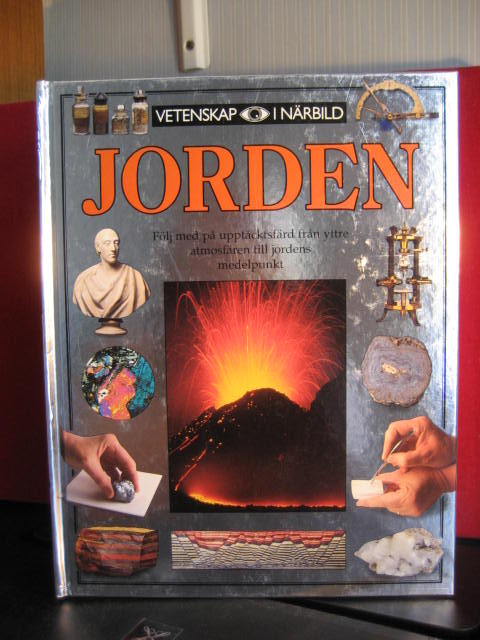 Jorden : [f&ouml;lj med p&aring; uppt&auml;cktsf&auml;rd fr&aring;n yttre atmosf&auml;ren till jordens medelpunkt]