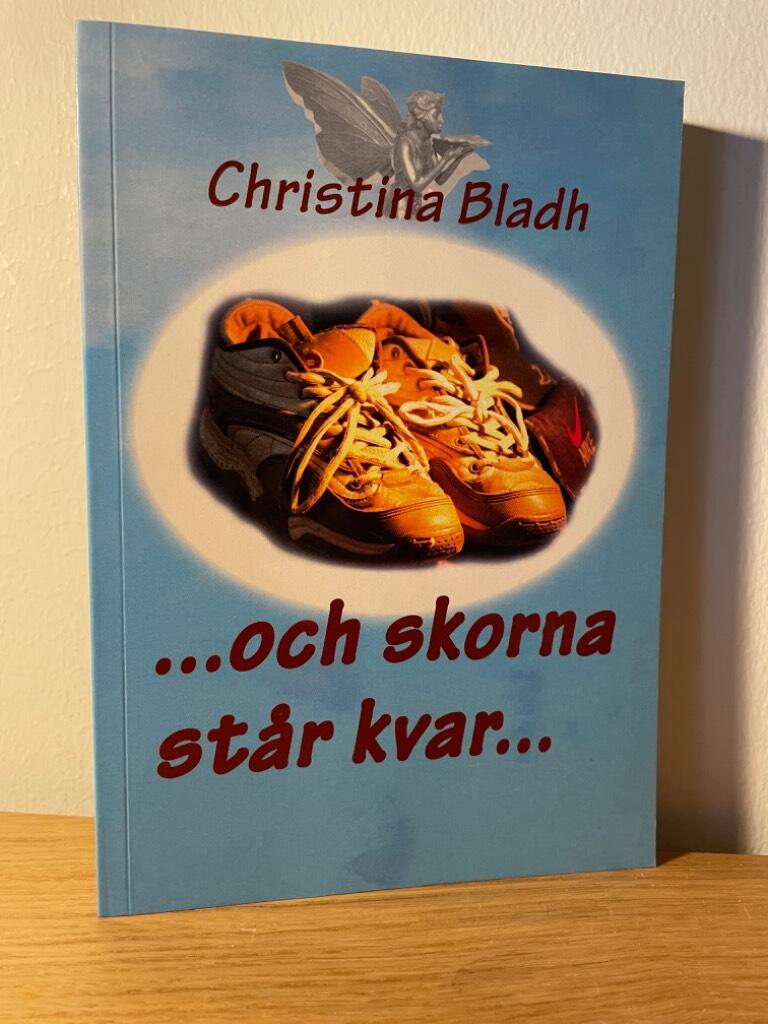 -och skorna st&aring;r kvar-