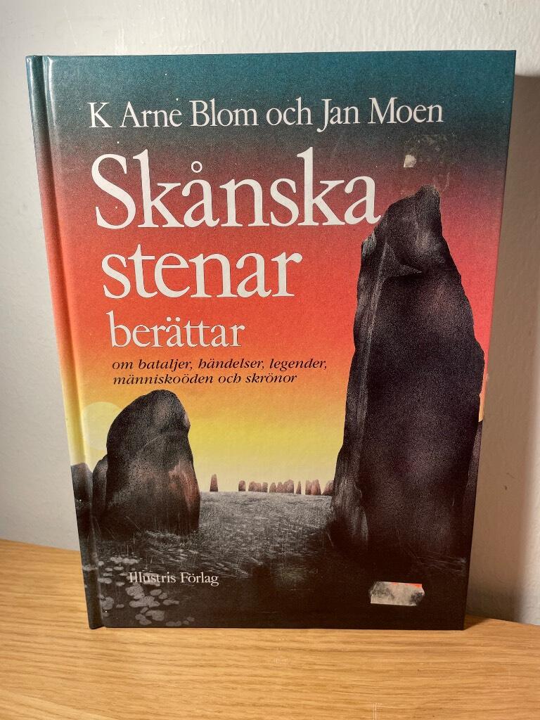 Sk&aring;nska stenar ber&auml;ttar : [om bataljer, h&auml;ndelser, legender, m&auml;nnisko&ouml;den och skr&ouml;nor]
