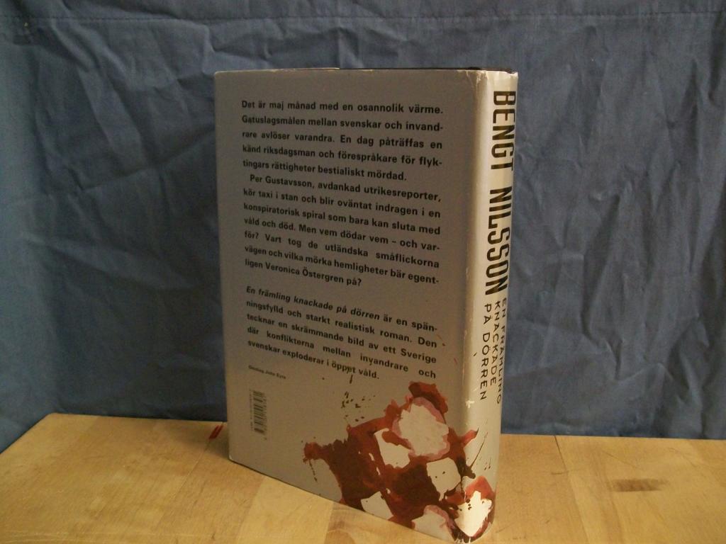 En fr&auml;mling knackade p&aring; d&ouml;rren : [roman]