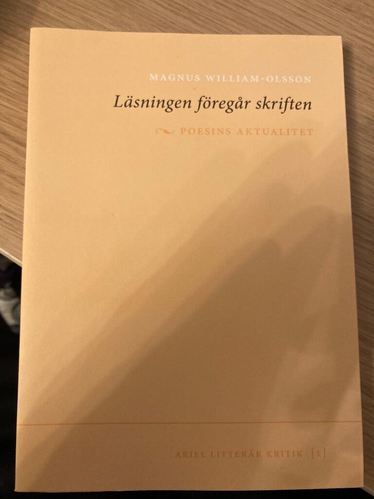 L&auml;sningen f&ouml;reg&aring;r skriften : poesins aktualitet