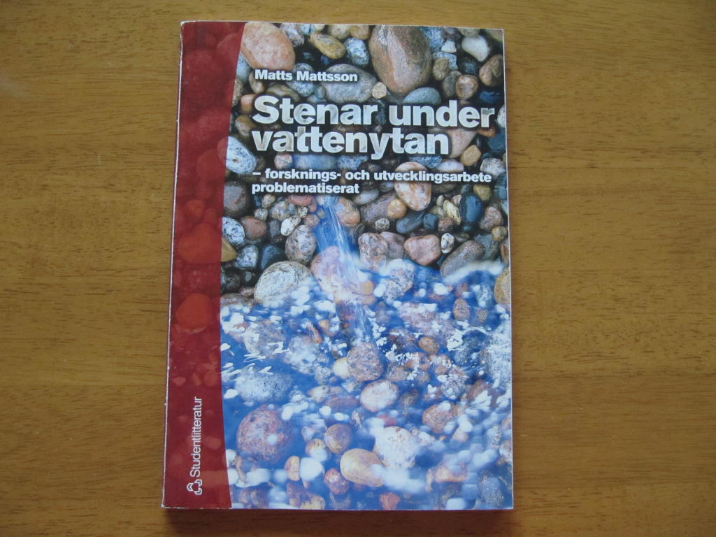Stenar under vattenytan : forsknings- och utvecklingsarbete problematiserat