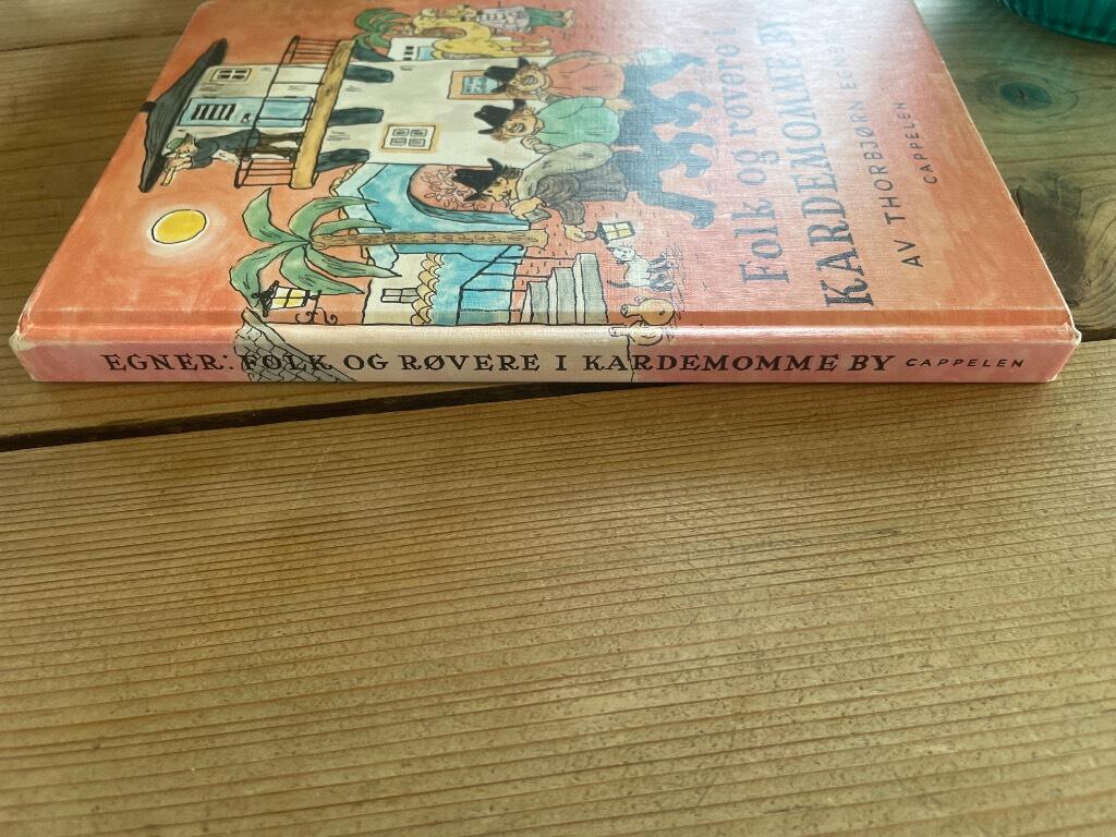 Folk og r&oslash;vere i Kardemomme by