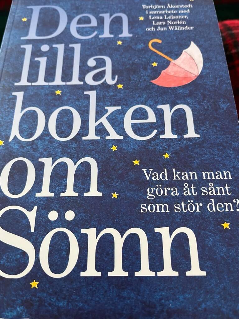 Den lilla boken om s&ouml;mn : vad kan man g&ouml;ra &aring;t s&aring;nt som st&ouml;r den?