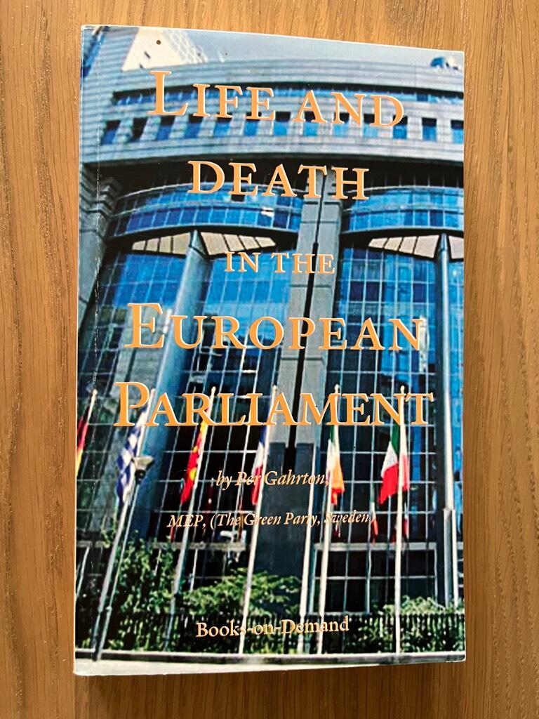 Life and death in the European Parliament : -facts and fantasy about the people, power struggles, love and hate behind the glass facades in Brussels and Strasbourg