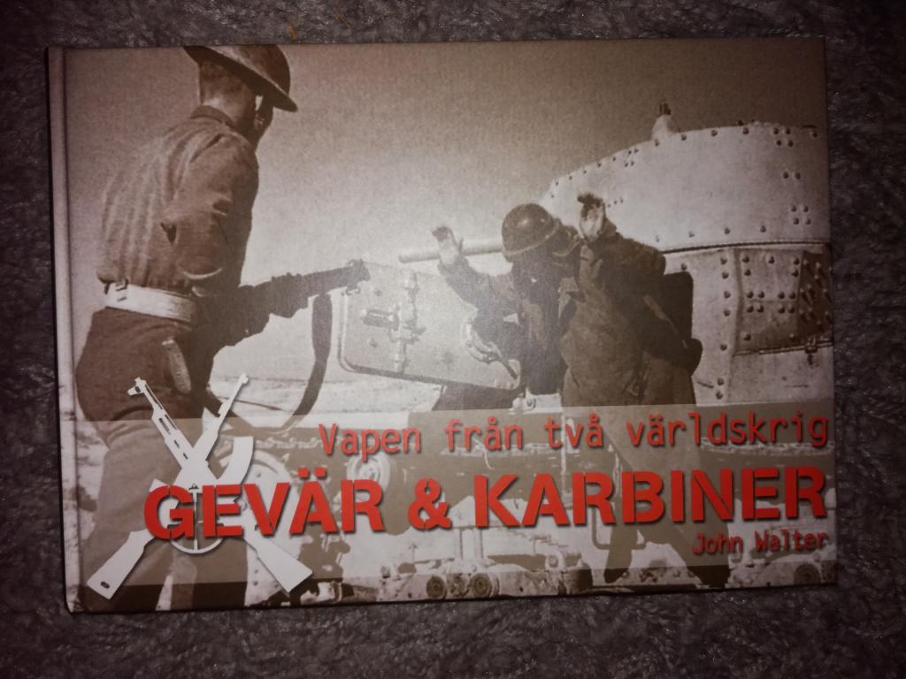 Vapen fr&aring;n tv&aring; v&auml;rldskrig : gev&auml;r & karbiner