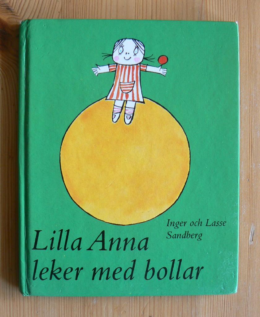 Lilla Anna leker med bollar