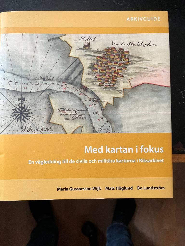 Med kartan i fokus : en v&auml;gledning till de civila och milit&auml;ra kartorna i Riksarkivet : arkivguide