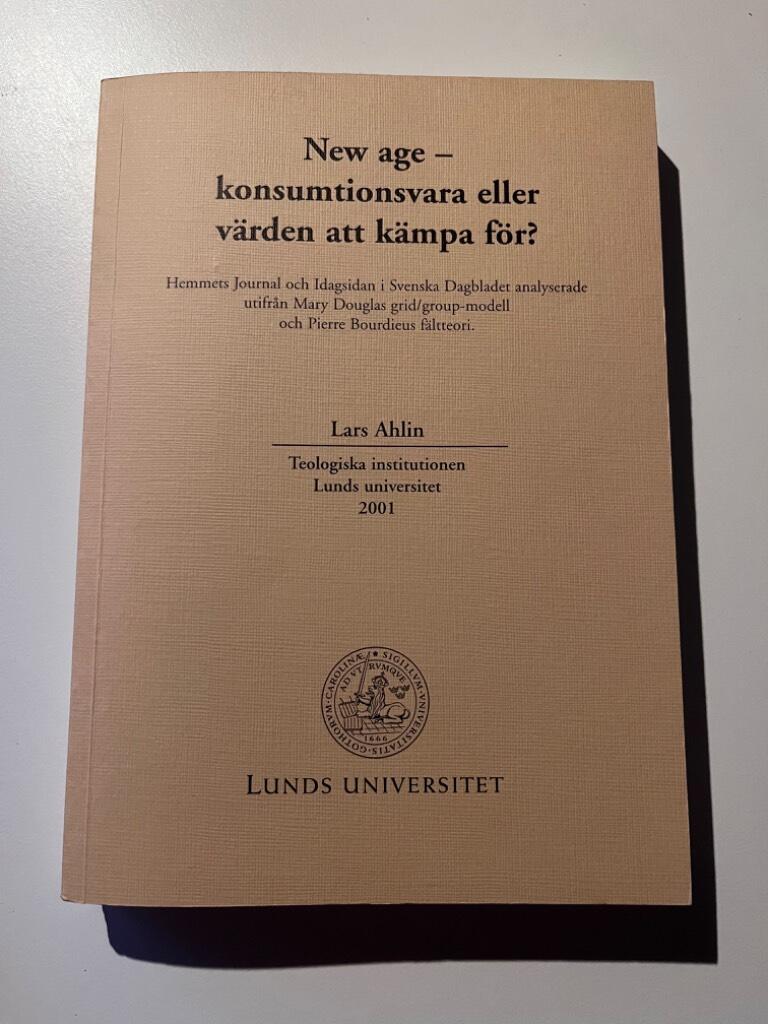 New age: konsumtionsvara eller v&auml;rden att k&auml;mpa f&ouml;r? : Hemmets journal och idagsidan i Svenska dagbladet analyserade utifr&aring;n Mary Douglas grid/group-modell och Pierre Bourdieus f&auml;ltteori