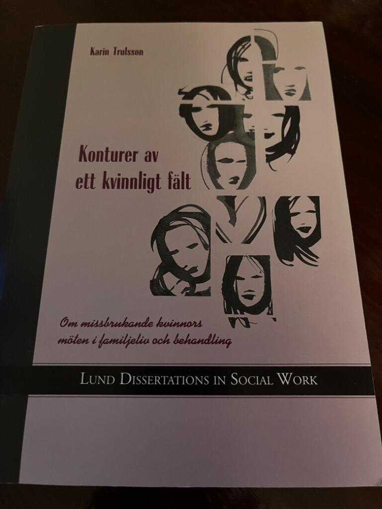 Konturer av ett kvinnligt f&auml;lt : om missbrukande kvinnors m&ouml;ten i familjeliv och behandling