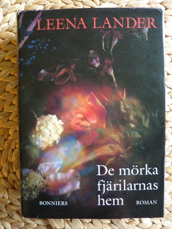 De m&ouml;rka fj&auml;rilarnas hem : roman