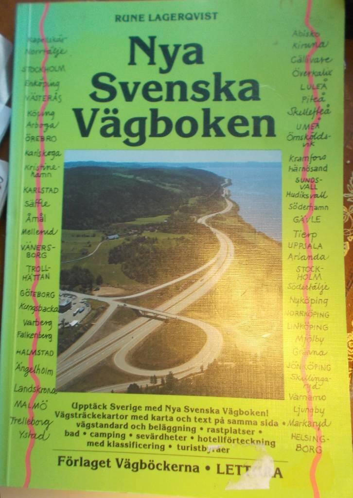 Nya Svenska v&auml;gboken : v&auml;gstr&auml;ckekartor med karta och text p&aring; samma sida : v&auml;gstandard och bel&auml;ggning : rastplatser : bad : camping : sev&auml;rdheter : hotellf&ouml;rteckning med klassificering : turistbyr&aring;er