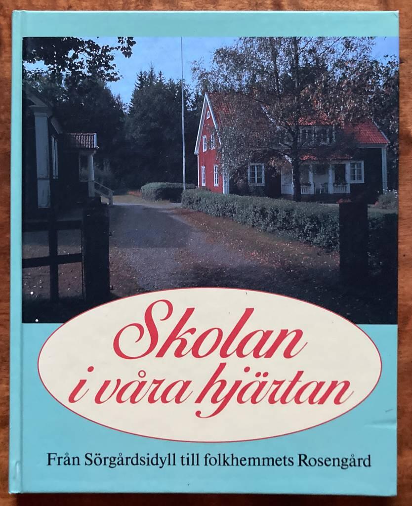 Skolan i v&aring;ra hj&auml;rtan : fr&aring;n S&ouml;rg&aring;rdsidyll till folkhemmets Roseng&aring;rd