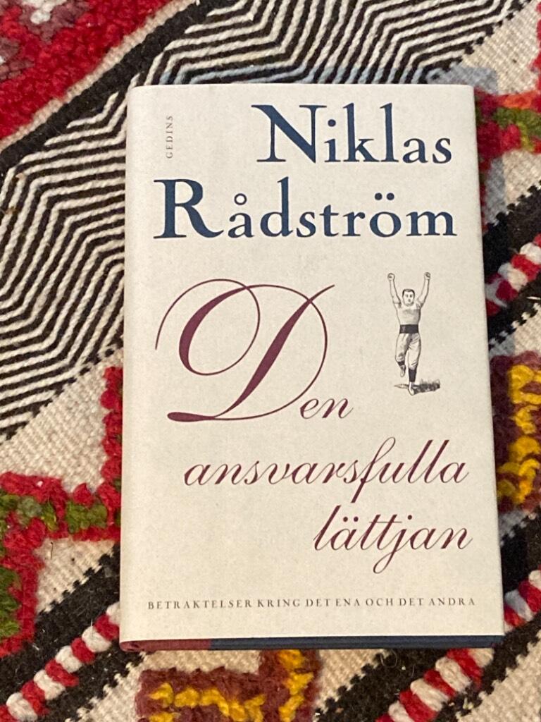 Den ansvarsfulla l&auml;ttjan : betraktelser kring det ena och det andra