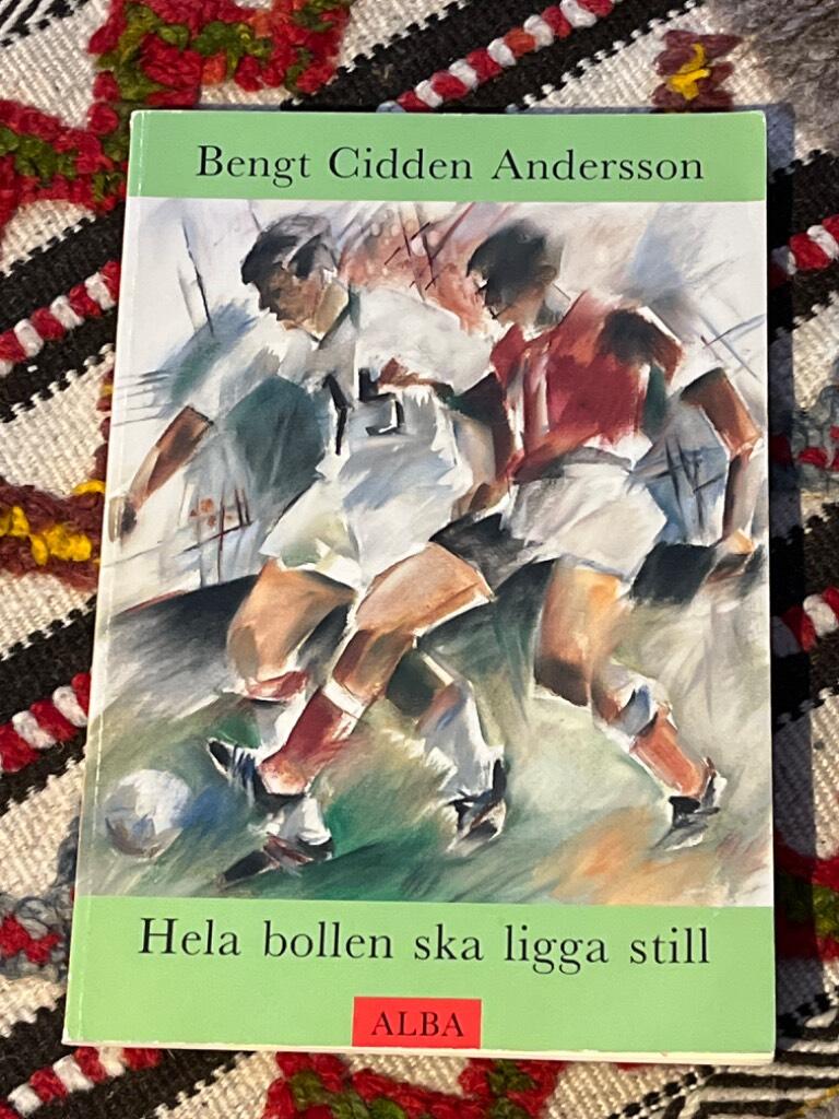 Hela bollen ska ligga still : dikter