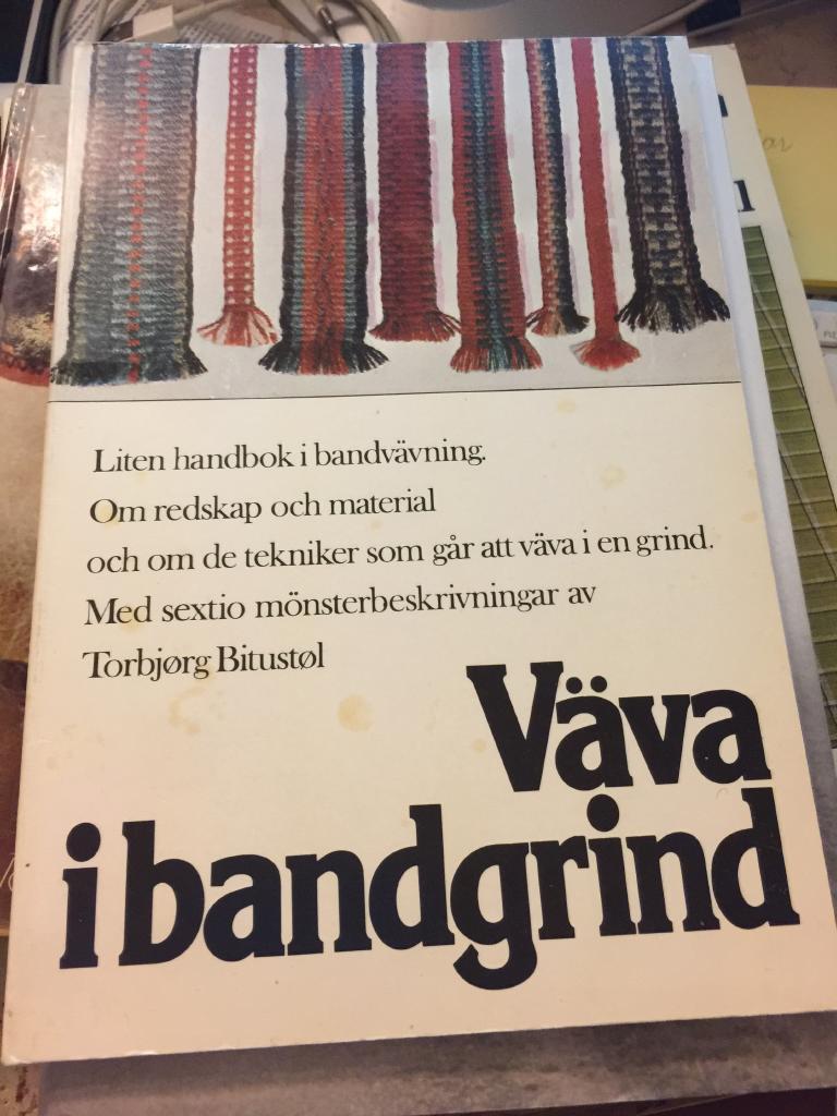 V&auml;va i bandgrind : [liten handbok i bandv&auml;vning] : [om redskap och material och om de tekniker som g&aring;r att v&auml;va i en grind] : [med sextio m&ouml;nsterbeskrivningar]