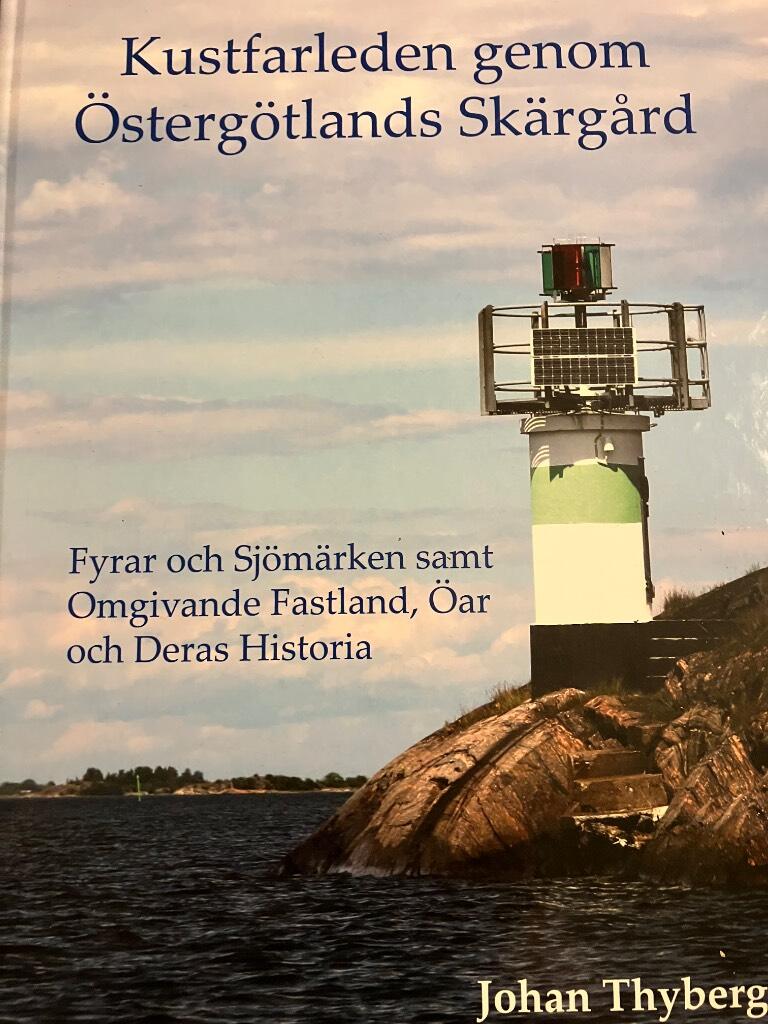 Kustfarleden genom &Ouml;sterg&ouml;tlands sk&auml;rg&aring;rd : fyrar och sj&ouml;m&auml;rken samt omgivande fastland, &ouml;ar och deras historia