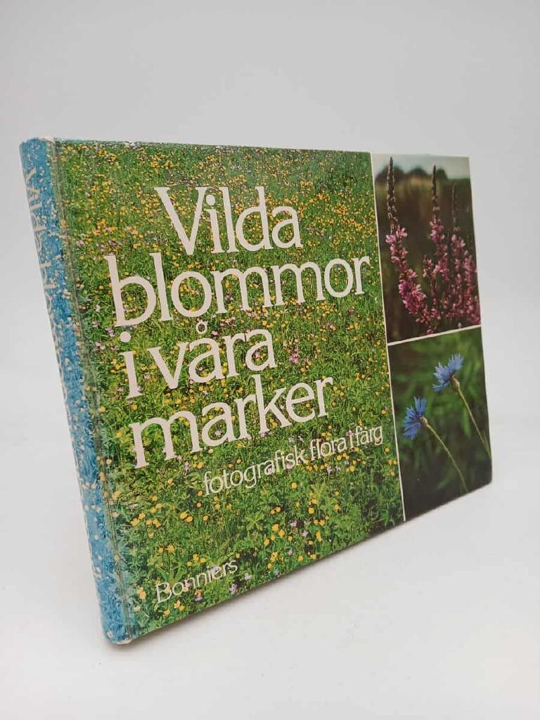 Vilda blommor i våra marker : fotografisk flora i färg