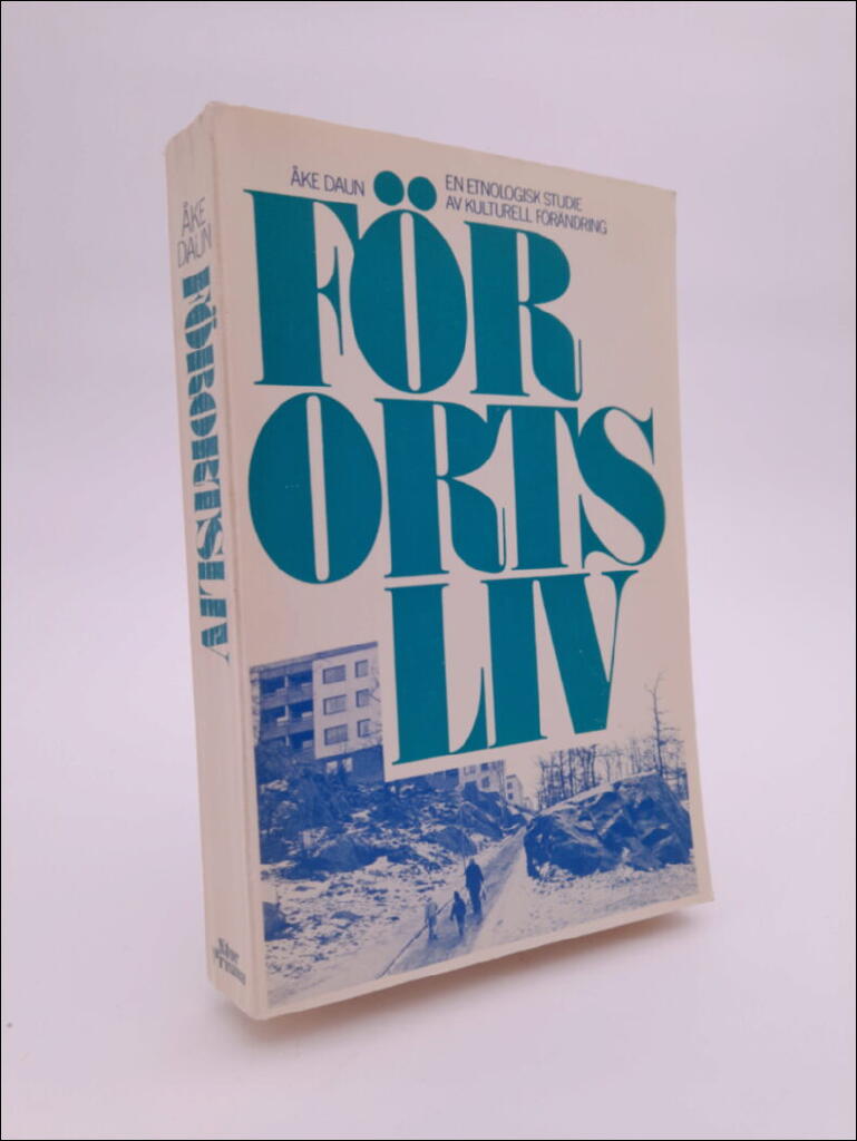 Förortsliv : en etnologisk studie av kulturell förändring = [Suburban life] : [an ethnological study of cultural change]