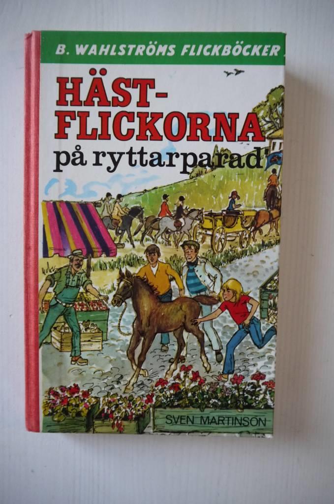 H&auml;stflickorna p&aring; ryttarparad