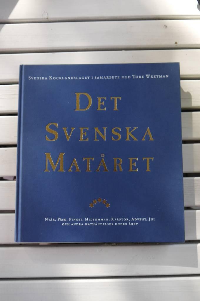 Det svenska matåret : [nyår, påsk, pingst, midsommar, kräftor, advent, jul och andra mathändelser under året]