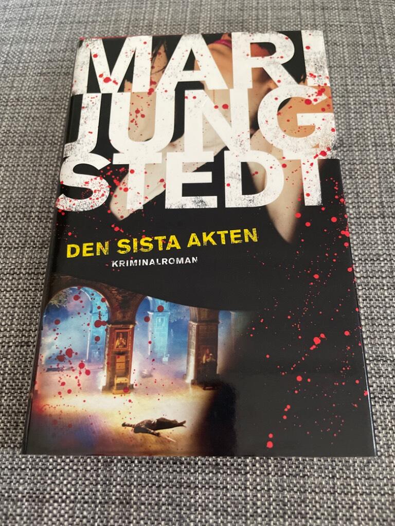 Den sista akten : [kriminalroman]