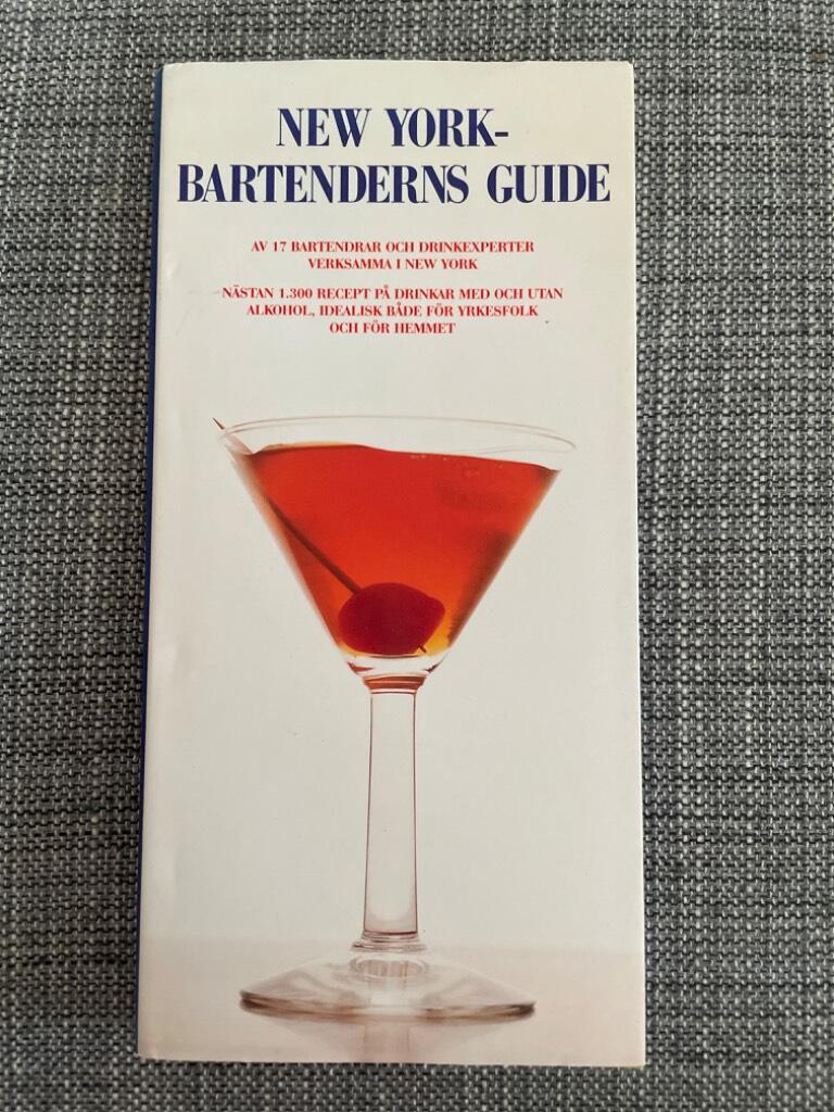 New York-bartenderns guide : [Av 17 bartendrar och drinkexperter verksamma i New York : N&auml;stan 1.300 recept p&aring; drinkar med och utan alkohol, idealisk b&aring;de f&ouml;r yrkesbartendrar och f&ouml;r hemmet]