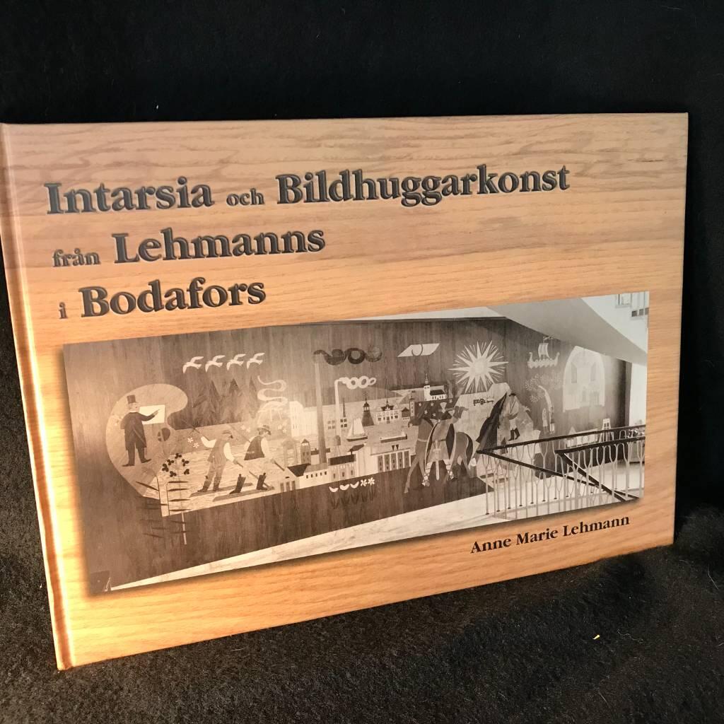 Intarsia och bildhuggarkonst fr&aring;n Lehmanns i Bodafors