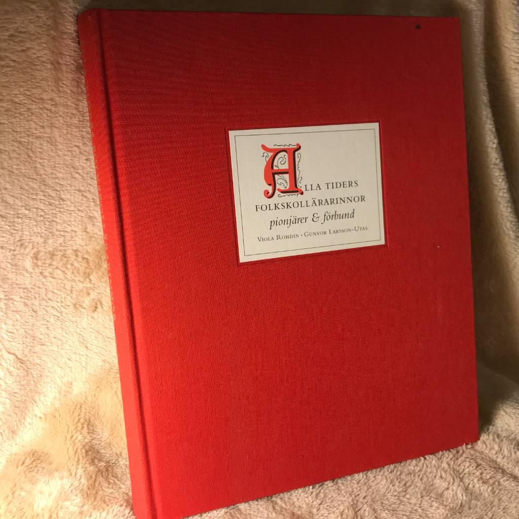 Alla tiders folkskoll&auml;rarinnor : pionj&auml;rer & f&ouml;rbund