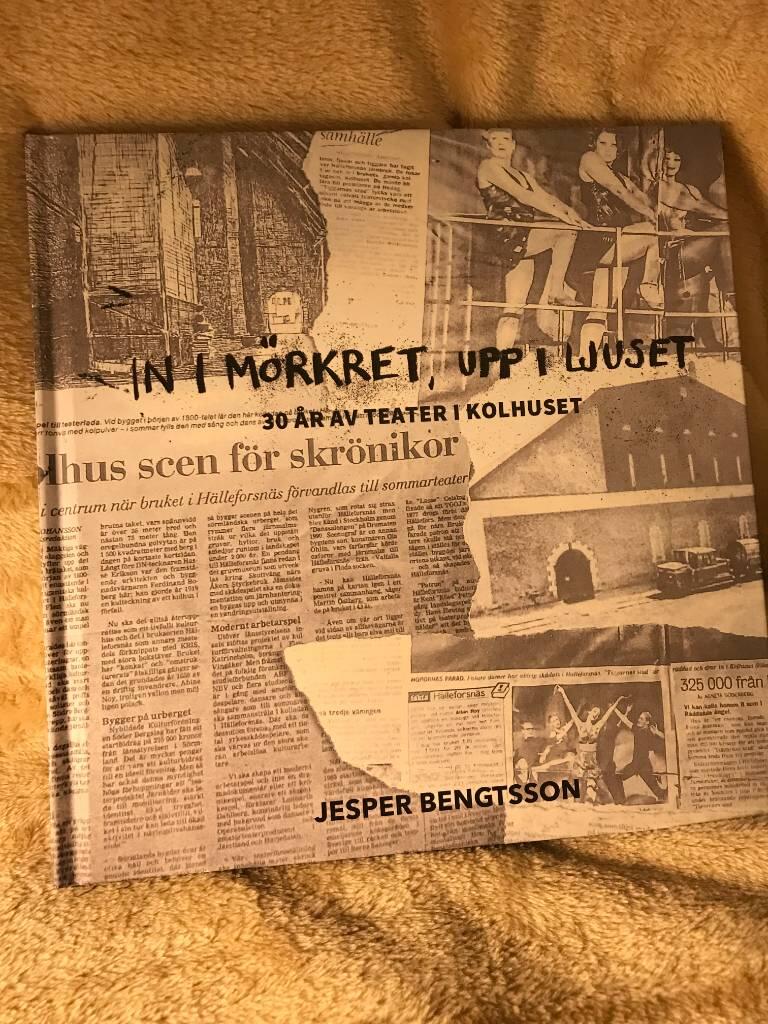 In i m&ouml;rkret, upp i ljuset - 30 &aring;r av teater i Kolhuset