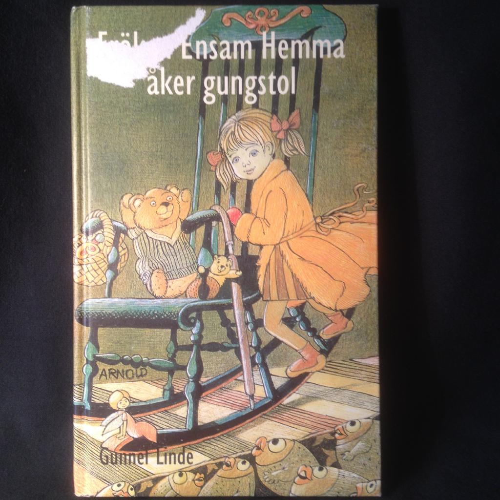 Fr&ouml;ken Ensam Hemma &aring;ker gungstol