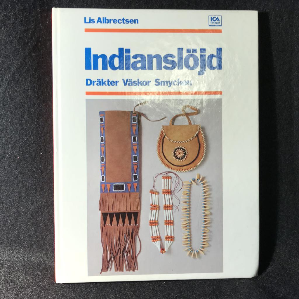 Indiansl&ouml;jd : en bok om indianska dr&auml;kter, p&auml;rlbroderier, smycken, t&auml;lt, v&auml;skor samt n&aring;got om indianernas kultur f&ouml;rr och nu