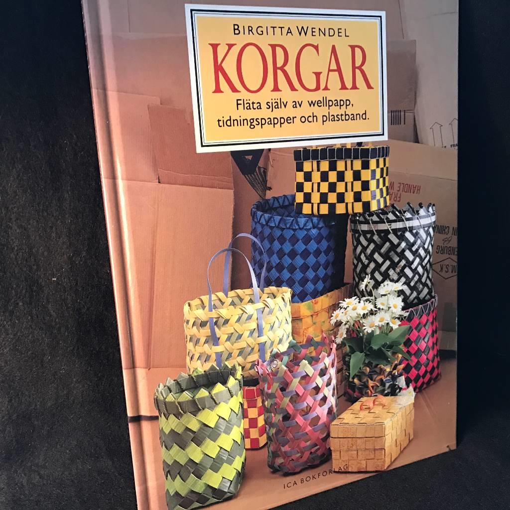 Korgar : fl&auml;ta sj&auml;lv av wellpapp, tidningspapper och plastband