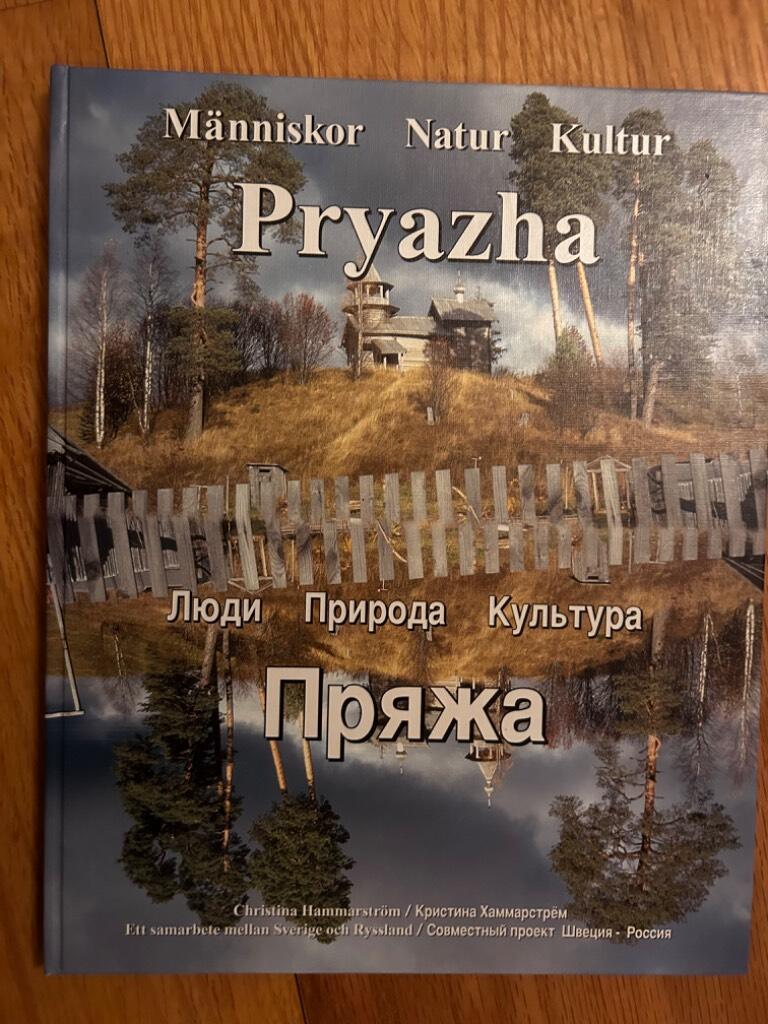 Pryazha : människor, natur, kultur : ett samarbete mellan Sverige och Ryssland / [redaktör:] Christina Hammarström ; [översättare: Valentina Henriksson ; foto: Christina Hammarström ...] = Prjazja : ljudi, priroda, kultura : sovmestnyj projekt Sjvetsija-R