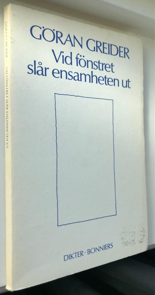 Vid f&ouml;nstret sl&aring;r ensamheten ut : dikter