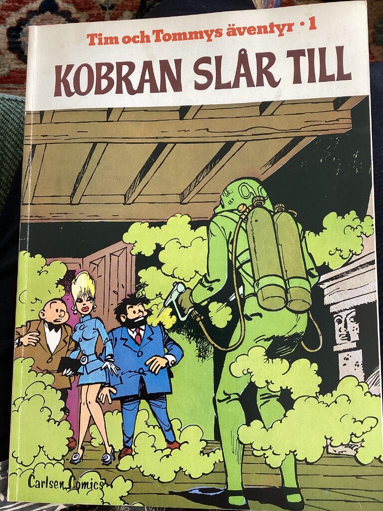 Kobran sl&aring;r till