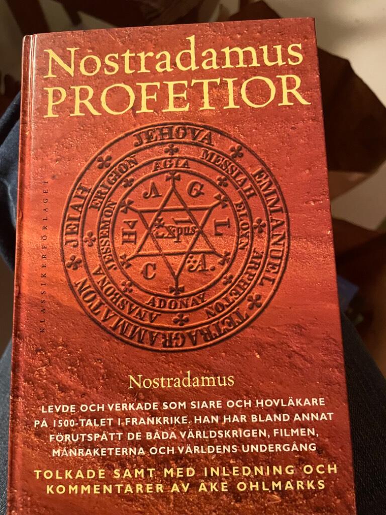 Nostradamus profetior : quatrainer i urval om världens öden 1555-2797