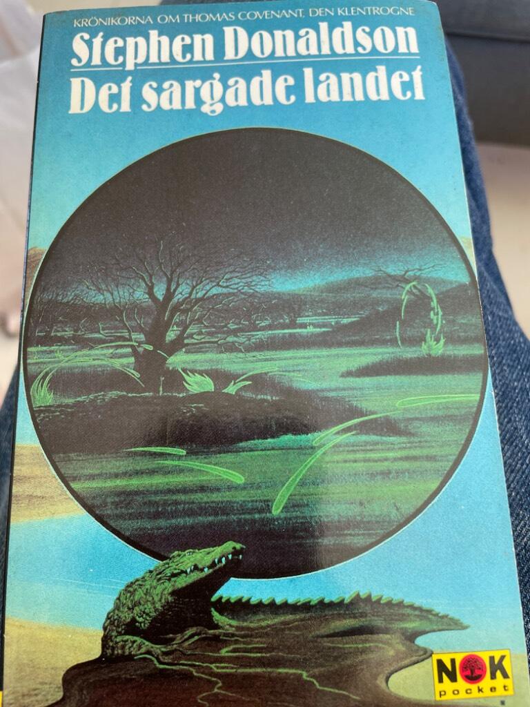 Det sargade landet : Den andra kr&ouml;nikan om Thomas Covenant. F&ouml;rsta boken