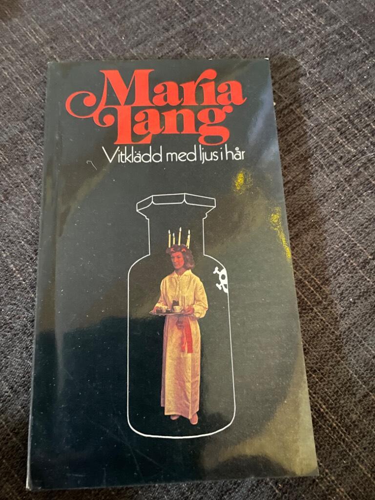 Vitkl&auml;dd med ljus i h&aring;r