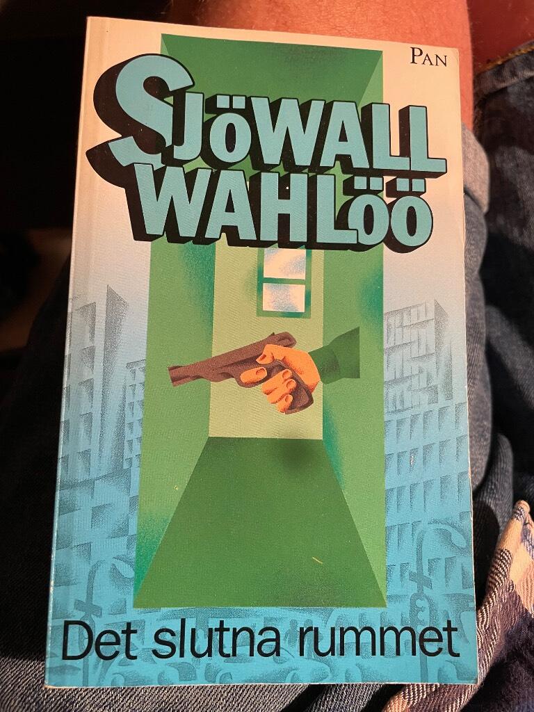 Det slutna rummet : roman om ett brott