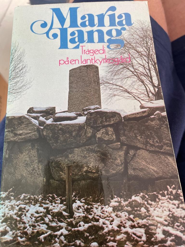 Tragedi p&aring; en lantkyrkog&aring;rd