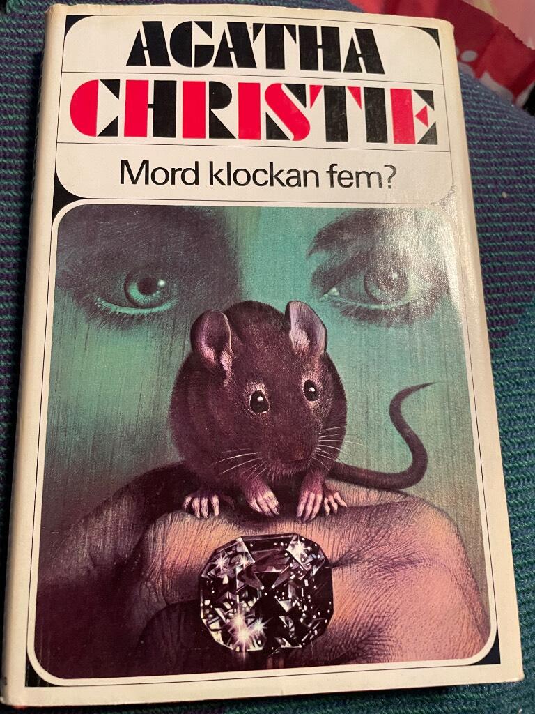 Mord klockan fem? : (Hickory dickory dock)