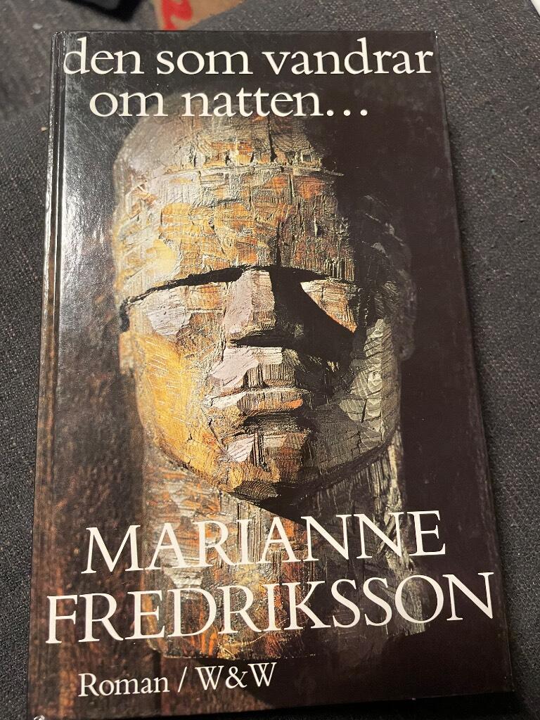 Den som vandrar om natten- : roman