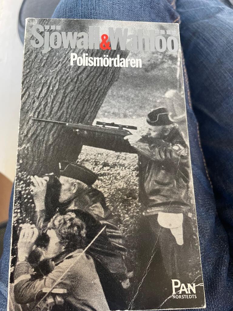 Polism&ouml;rdaren : roman om ett brott