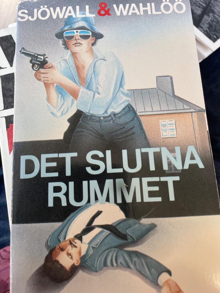 Det slutna rummet : roman om ett brott