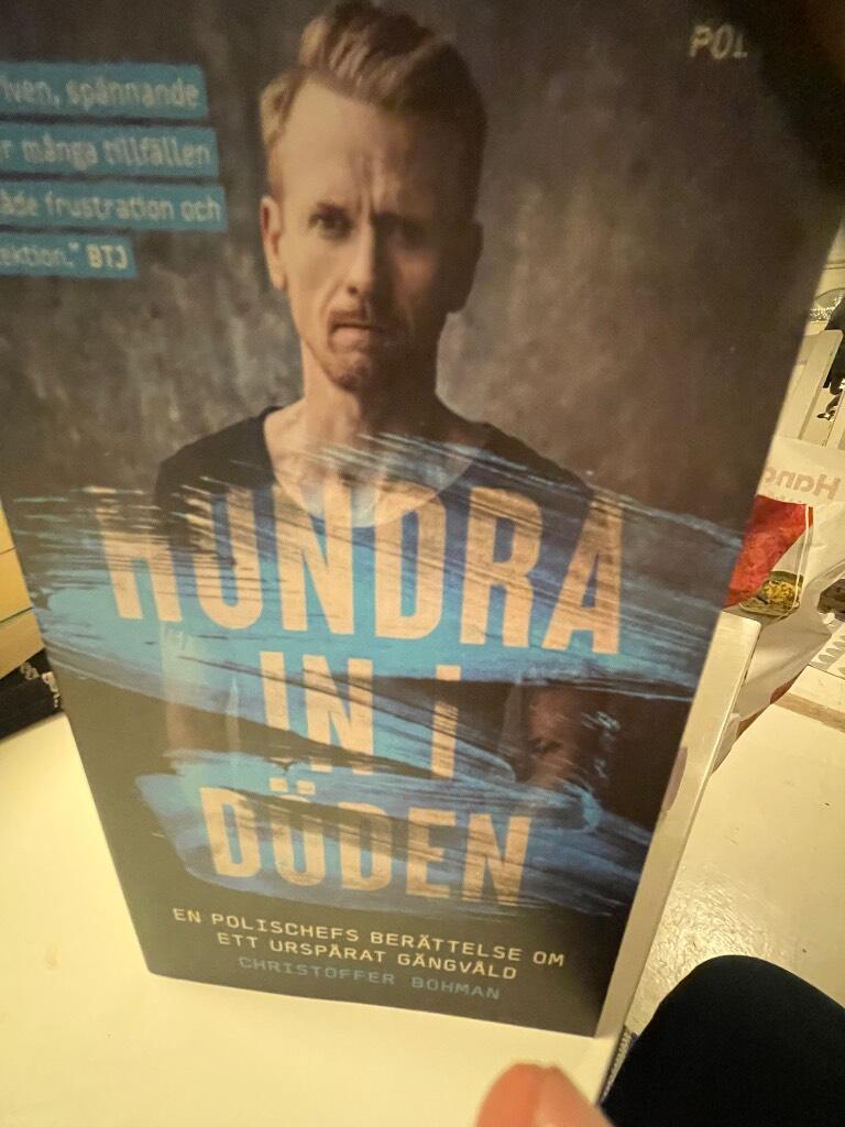 Hundra in i d&ouml;den
